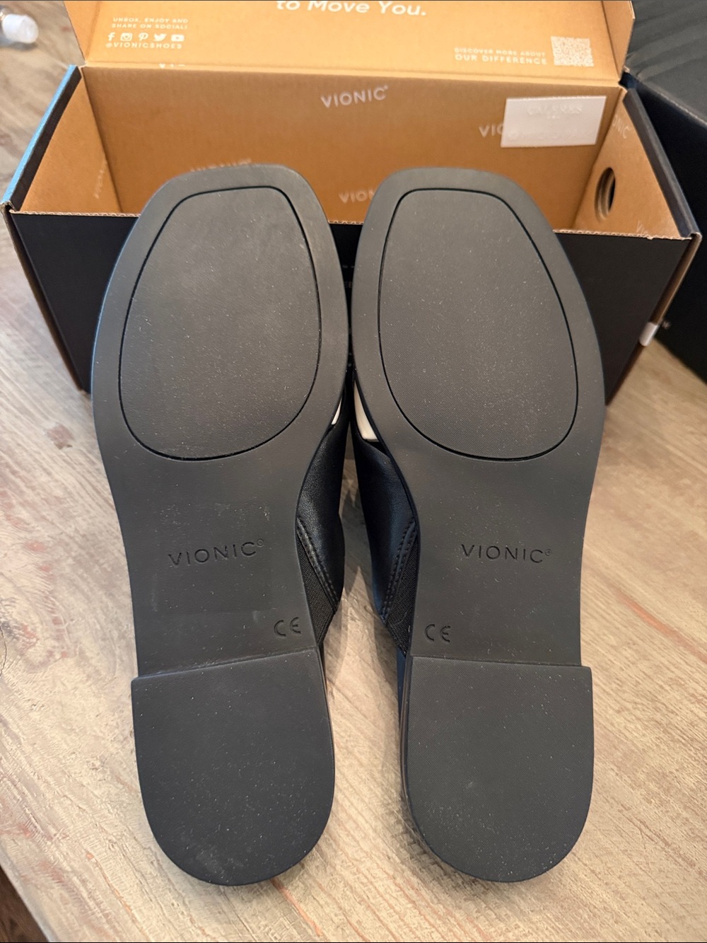 Vionic Miramar Black and Cream Slide Sandals - Picture 5 of 6